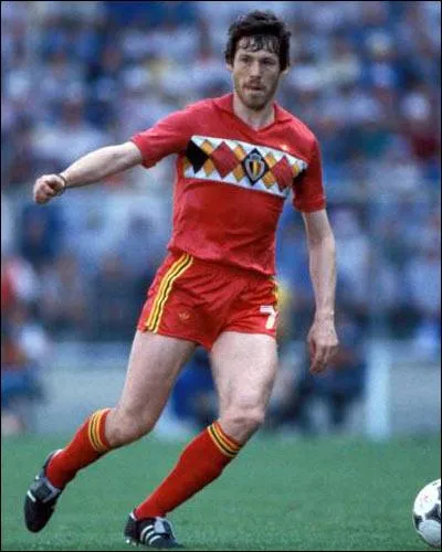 Après avoir mis sous l'éteignoir Antognoni, et Briegel à l'Euro 80, René Vandereycken partit en Italie pour leur montrer comment on joue le catenacio , mais dans quel club ?