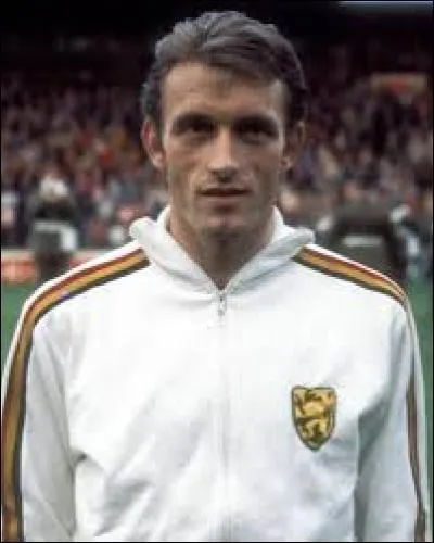 A quelle âge Pole Gazon (paul Van Himst) a-t-il fait ses débuts en équipe première d'Anerlecht ?