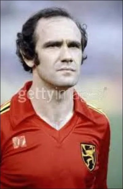 Quel âge avait l'infatigable Wilfried Van Moer lorsqu'il mit fin à sa carrière alors qu'il évoluait à st trond début 80 ?