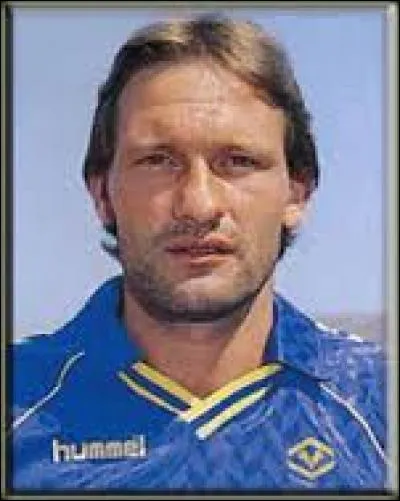 Après être passé par Lokeren , Preben Elkjaer Larsen réussit à devenir champion d'italie en 1985 , mais avec quel club ?