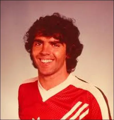 Comment s'appelait l'idole de Witsel qui a mis fin à la carrière de Juan Lozano en 1987 ?