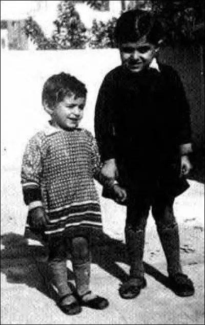 Son père vivait en effet là-bas quand il était :