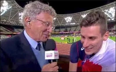 Quel journaliste sportif est connu pour souvent parler en anglais et français lors de ces interviews ?