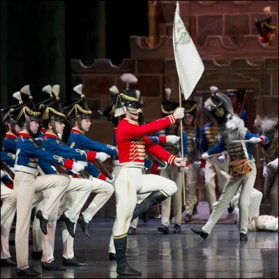 Comment s'appelle la petite fille qui reçoit de son oncle un casse-noisette le soir de Noël dans "Casse-noisette" ?