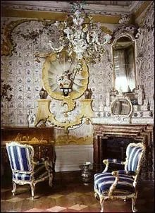 Comment s'appelle le salon le plus connu de l'poque (il tait tenu par Arthnice) ?