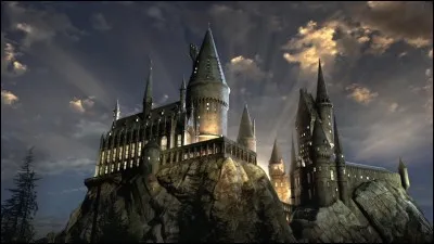 Comment s'appelle l'école fictive de magie Poudlard dans la version originale de Harry Potter ?