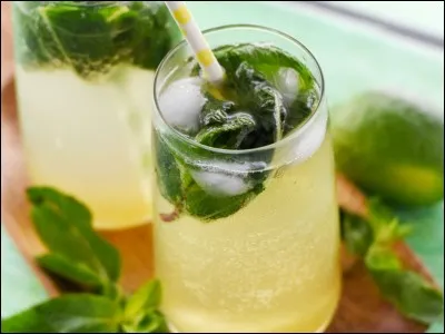 Quel herbe un barman doit-il utiliser dans un verre à rhum pour faire un mojito ?
