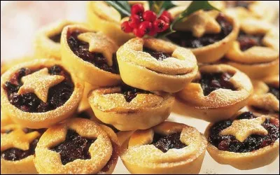 Quel dessert de Noël anglais était auparavant composé de langue de buf notamment pour montrer la richesse de l'hôte ?