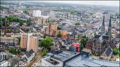 Cette ville des Pays-Bas, peupl&eacute;e de 210 000 habitants, situ&eacute;e au sud du pays dans le Brabant, c'est :