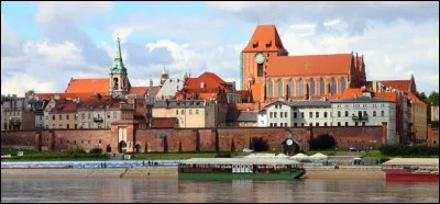 Cette ville polonaise de 200 000 habitants, situ&eacute;e sur la Vistule, doit ses origines &agrave; l'ordre des chevaliers teutoniques qui y construisit, au milieu du XIIIᵉ si&egrave;cle, un ch&acirc;teau pour servir de base &agrave; la conqu&ecirc;te et &agrave; l'&eacute;vang&eacute;lisation de la Prusse. C'est :