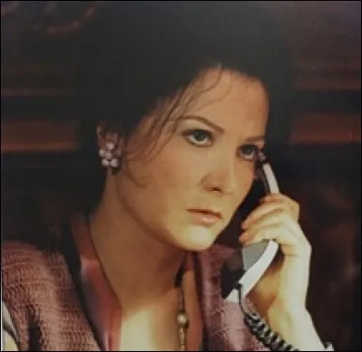 Qui parle à Josette ?
''Qu'est-ce que c'est que ça : ''Zizette, épouse X'' ?
- Zézette, épouse X ! Vous savez pas lire ? Là, regardez, y a écrit en tout petit : ''pour les femmes mariées ou veuves, mettre le nom de la jeune fille suivi de deux points, ''épouse X ou veuve Y''. Alors moi, j'ai mis ''Zézette, épouse X''.''