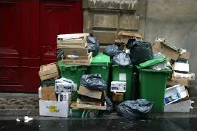 Qui dialogue avec Pierre ?
''Vous l'ouvrez pas ? 
- Si, bien sûr mais, écoutez, de l'extérieur c'est magnifique ! 
Oooh ! Ooooooh ! Aaaah ! Oh, une serpillère ! C'est formidable -----------, je suis ravi, écoutez !
- Non Pierre, c'est un gilet. 
- Ah oui ? ! Ah bé bien sûr ! Ah bé alors, bien sûr c'est un gilet ! Y a des trous plus grands pour les bras ! Alors ! ... Je suis ravi ---------- ! [...] Écoutez, si vous saviez comme ça tombe bien, je me disais encore hier soir qu'il me manquait quelque chose pour descendre les poubelles ! ''