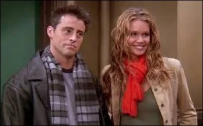 De qui est le tableau que la nouvelle colocataire de Joey installe dans leur appartement ?