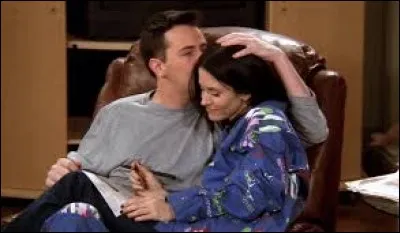 Alors que Chandler va faire sa demande à Monica, sur qui tombent-ils ?