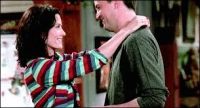Alors qu'ils n'ont même pas encore emménagé ensemble, à quel sujet Chandler et Monica se disputent-ils ?