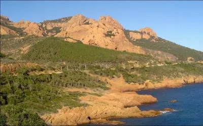 Quel nom porte le massif situ entre Saint-Raphal et Cannes ?