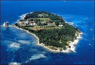 Quel nom porte l'archipel situ dans la baie de Cannes ?