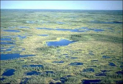 Quelle vaste baie se trouve  l'ouest du Qubec et au nord de l'Ontario ?