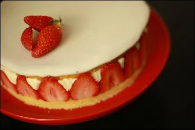 Le fraisier est un gâteau rempli de...