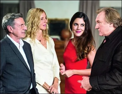 En 2018, elle est mariée à Daniel Auteuil et elle reçoit Gérard Depardieu chez elle dans ...