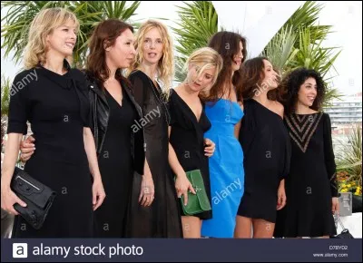 Elle joue au côté de Karin Viard, Marina Foïs, Maïwenn et d'autres dans ...