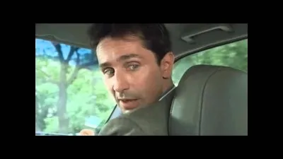 Que touche sans arrêt l'indien dans la voiture qui énerve Richard ?