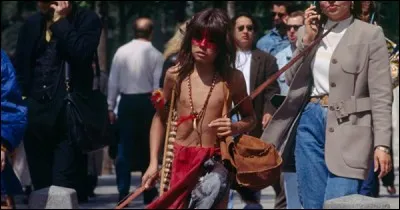 Que va donné le garçon à un Sdf ?