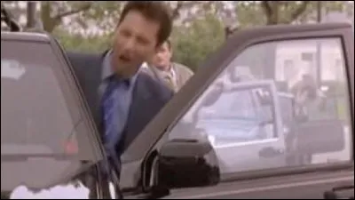 Stéphane monte dans sa voiture et le conducteur qui le suit lui dit : ''Alors ducon tu la bouges ta caisse?'' et Stéphane lui répond ''Ta gueule !''. Soudain le garçon lui aussi répond au conducteur en disant...