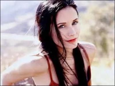 Qui est choisie pour être la demoiselle d'honneur de Monica ?