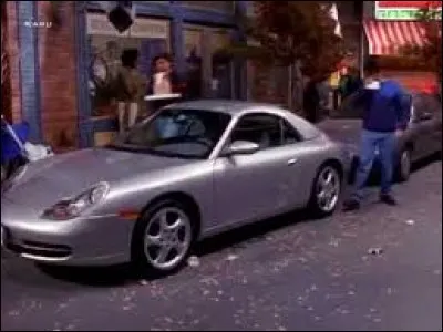 Quel membre de la bande n'a pas le droit d'utiliser la voiture de Monica ?