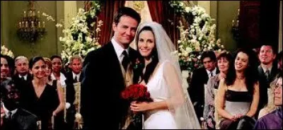 Qui officie au début du mariage de Monica et Chandler ?