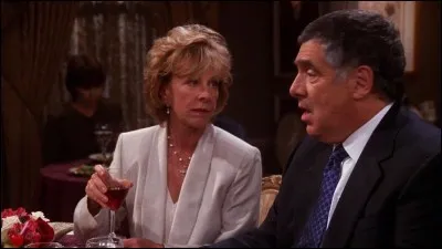 Dans quoi les parents de Monica ont-ils investi le "capital mariage" de Monica ?