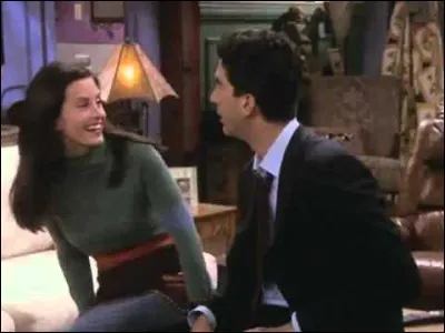 Parmi ces propositions, quel secret de Chandler Ross révèle-t-il à Monica ?