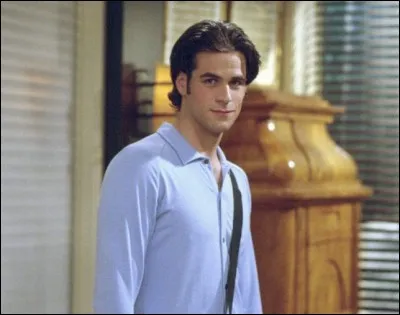 Quel est le nom du nouvel assistant de Rachel ?