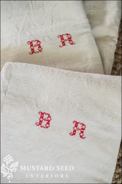 X comme... le point de croix ! La fameuse broderie au point de croix, un point très simple à exécuter, se fait sur tout tissu, mais il est une toile bien pratique, qui porte le nom d'une héroïne d'opéra. Comment se nomme cette toile à broder au point de croix ?