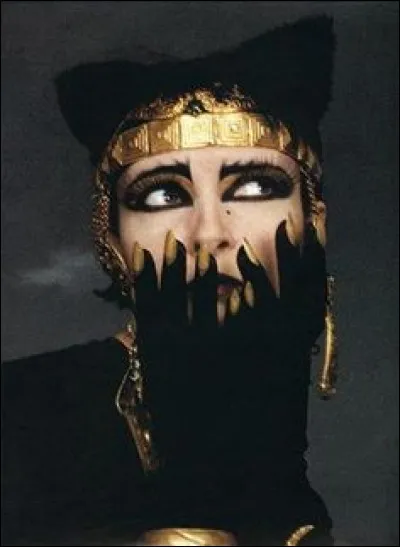 Adorable déesse bienfaisante de la musique de la joie et du plaisir. Qui est-elle ?