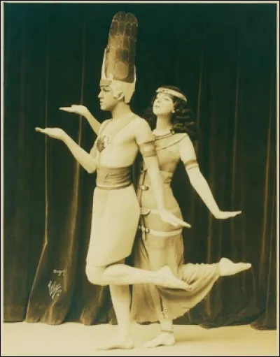 Les pharaons se mariaient bien souvent avec des femmes de leur entourage, filles, soeurs, cousines etc ...