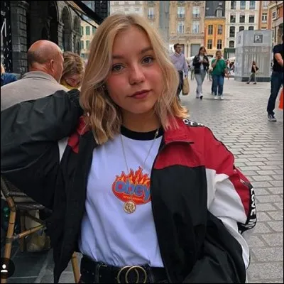 Qui est cette youtubeuse ?