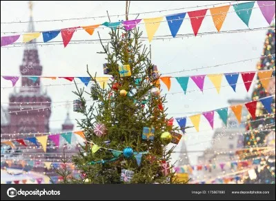 Quand le sapin de Noël a-t-il été autorisé en URSS, après avoir été interdit dans le cadre de la politique antireligieuse de l'État ?