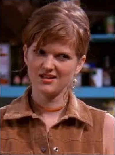 Lorsque Chandler engage une femme de ménage, Monica la suspecte de lui avoir volé un jean tâché d'encre. Où est supposée se trouver la tache ?