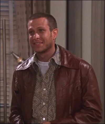 Comment s'appelle le groupe co-fondé par le compagnon de Tina (la soeur enceinte de Joey) ?