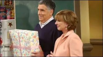 Toute la bande est invitée à célébrer l'anniversaire de mariage des Geller. Depuis combien de temps sont-ils mariés ?