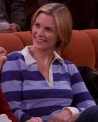 Lors de la fête d'Halloween en quoi est déguisée Mona, la petite amie de Ross ?