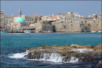 Quel port maritime historique d'Israël porte-t-il le nom d'une ancienne unité de mesure ?