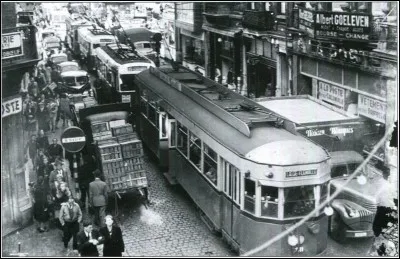 Quelle est cette rue engorgée, en 1955 ?