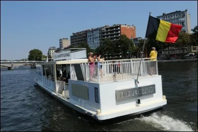 La navette fluviale parcourt la Meuse 7 mois par an. Quel est le nom de l'arrêt entre « Coronmeuse » et « Centre-ville » ?