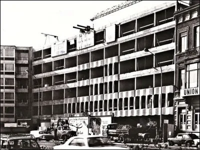 À son inauguration, quel nom porte cet l'hôtel en construction ?