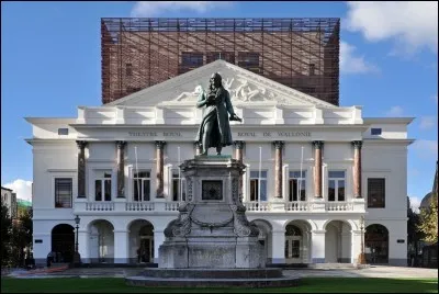 Qu'a-t-on scellé dans le piédestal de la statue en bronze du compositeur André Grétry ?