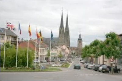 Vous avez au fond l'église Saint-Martin de Sarralbe. Ville du Grand-Est, dans l'agglomération Sarregueminoise, elle se situe dans le département ...