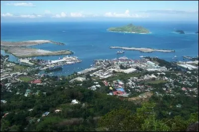 Cette petite ville de 25 000 habitants est la capitale et la plus grande ville des Seychelles. Elle est située sur la côte nord-est de l'île de Mahé. C'est :